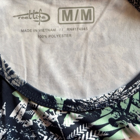 🌞🕶️🌊REEL LIFE Women’s Long Sleeve UV 50+ Swim Tee Rash Guard with Thumb Holes - Picture 3 of 5